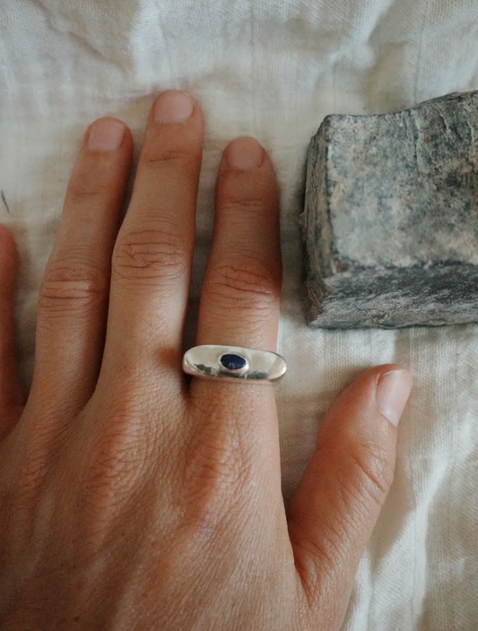 Lapis atop elongated oval signet