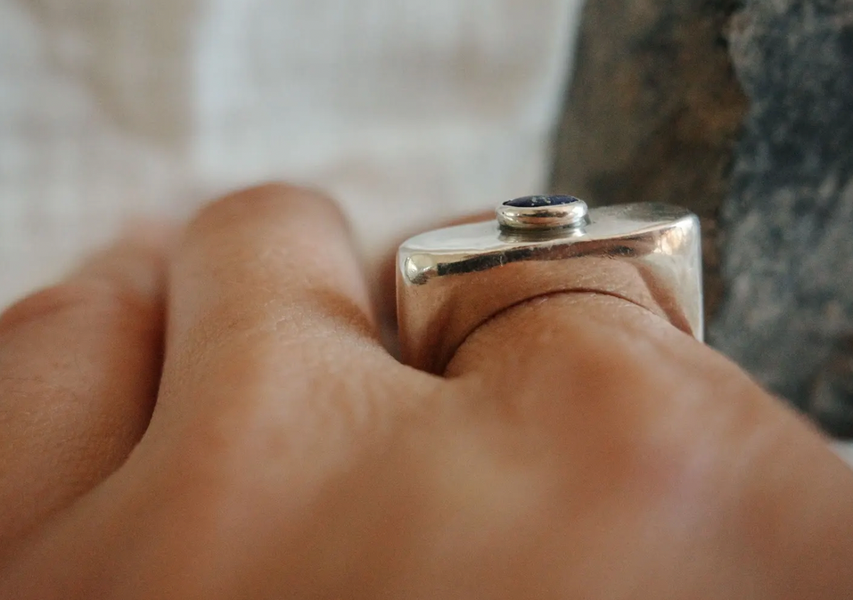 Lapis atop elongated oval signet