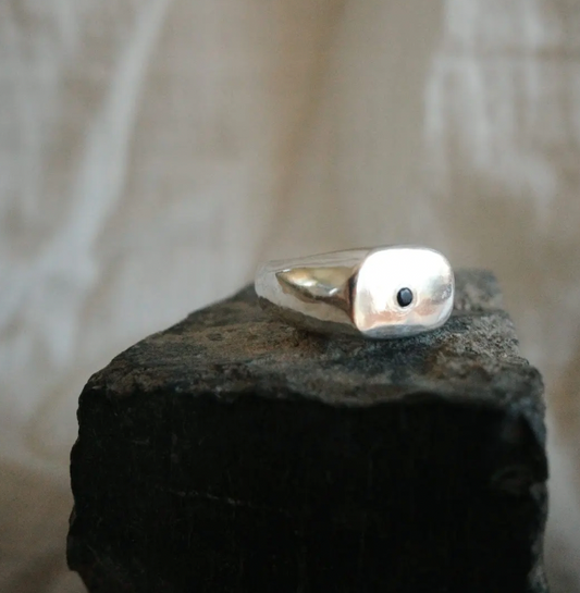 Sapphire signet